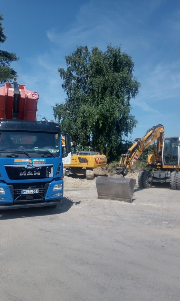 Ein LKW und zwei Bagger