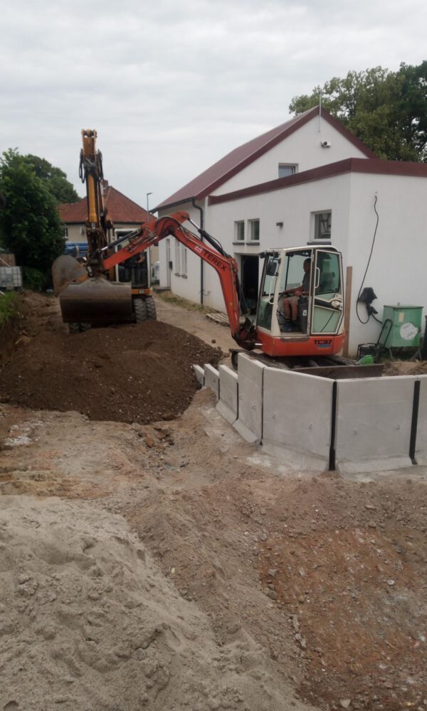 Ein Bagger füllt einen Weg mit Erde