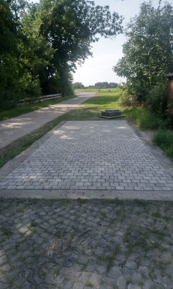 Ein gepflasterter Stellplatz